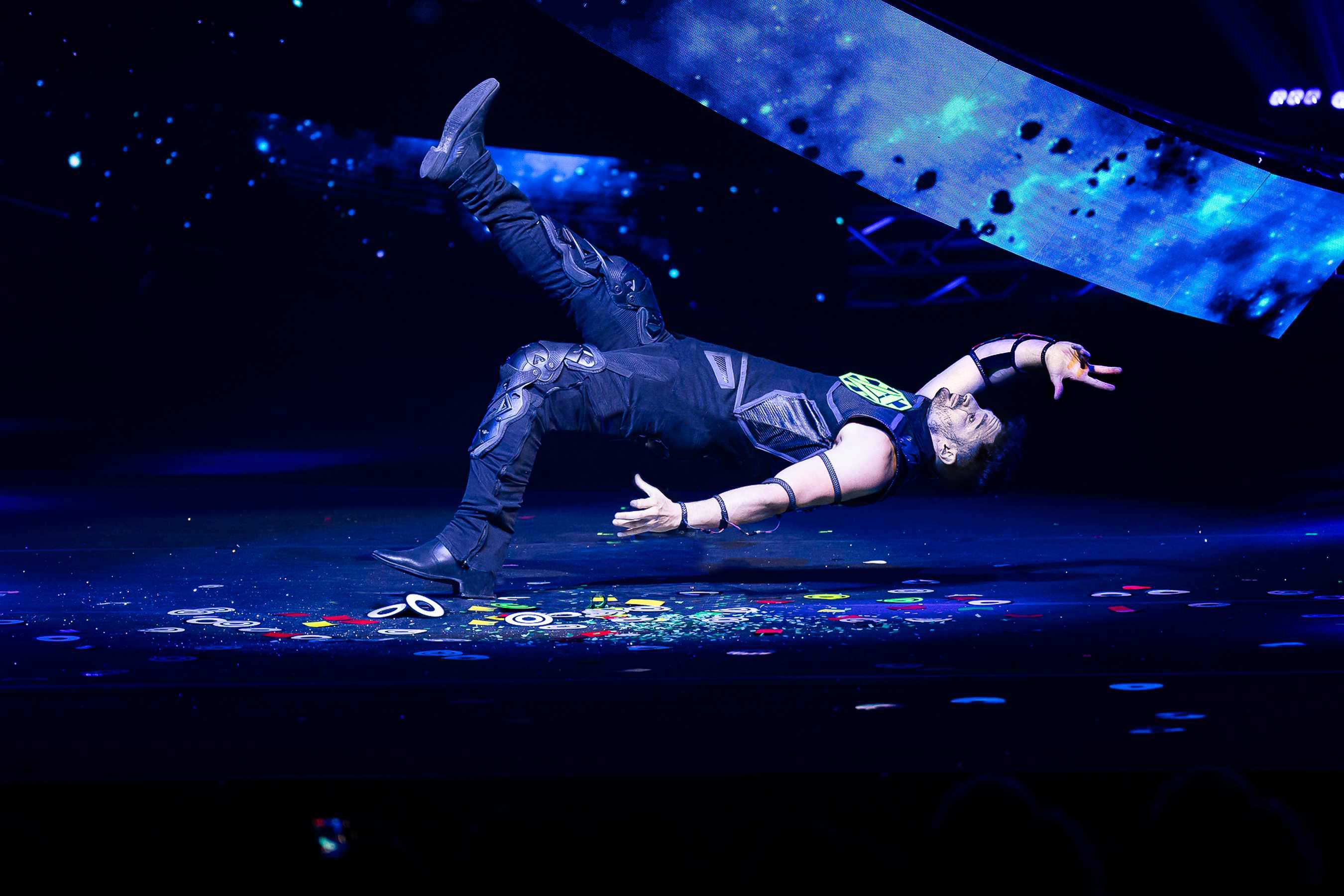Florian Sainvet dans un mouvement spectaculaire de Human Robot, sous les projecteurs bleus
