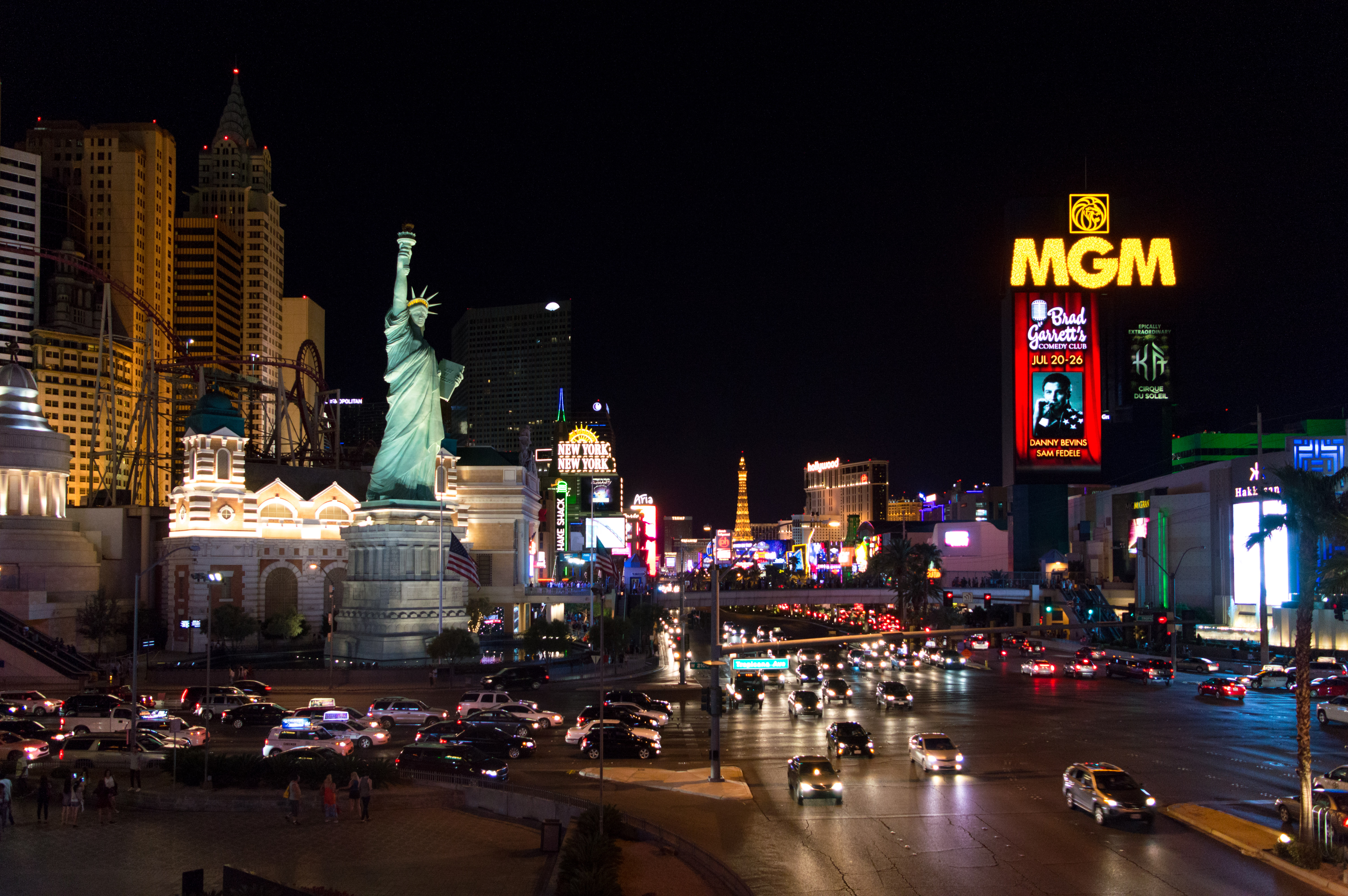 Le Strip de Las Vegas illuminé la nuit, avec les hôtels New York-New York et MGM Grand