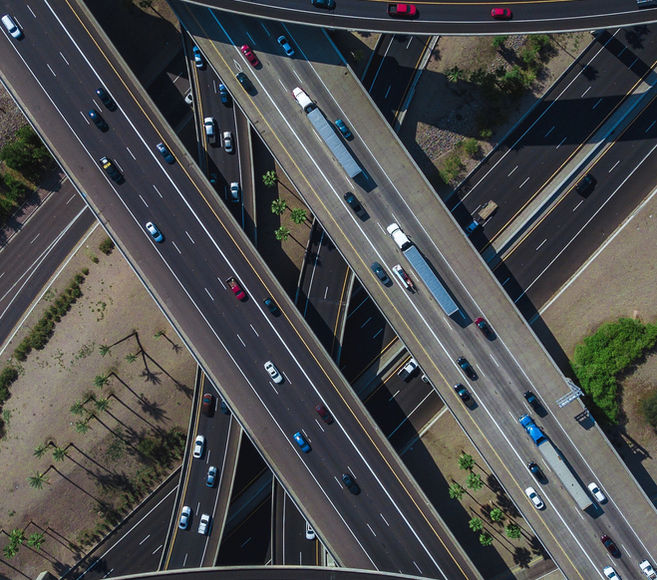 Vista aérea de complejo intercambio vial