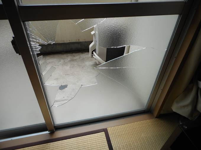 足立区 ガラス修理前