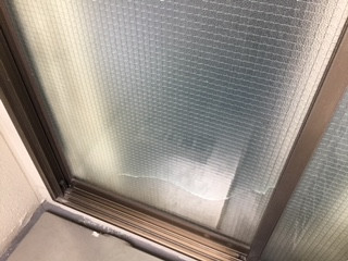 足立区 皿沼 ガラス修理前の写真