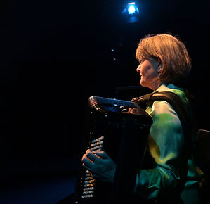 Annette mit Akkordeon