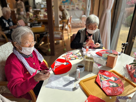 今日は楽しいひな飾り作り