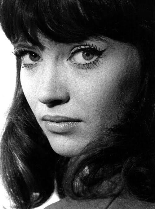 Anna Karina ve onun imzası olan eyeliner!