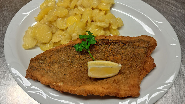 Backfisch mit Kartoffelsalat im Gasthaus Singer