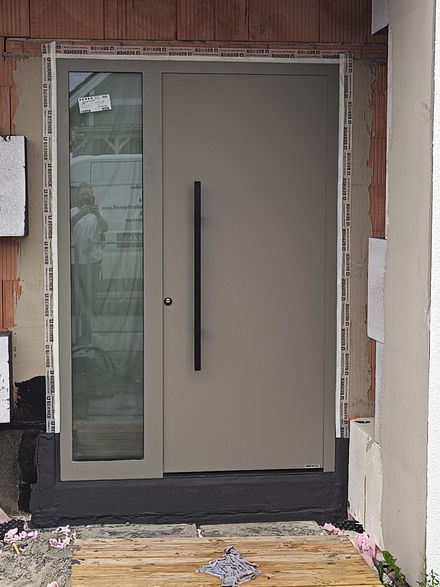 moderne Haustür erhältlich bei Rieder Montagen in Frauenkirchen