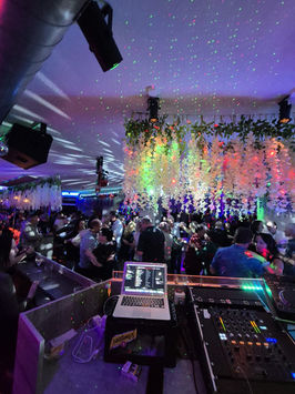Bühne mit DJ-Pult im 
Let‘s Dance