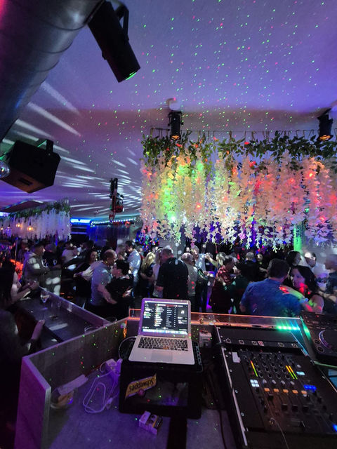 Bühne mit DJ-Pult im 
Let‘s Dance