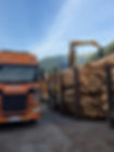 Holz wird zum Transport verladen durch die G & H Handel und Transport GmbH