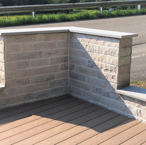 Natursteinmauer mit abgestuften Ecksteinen