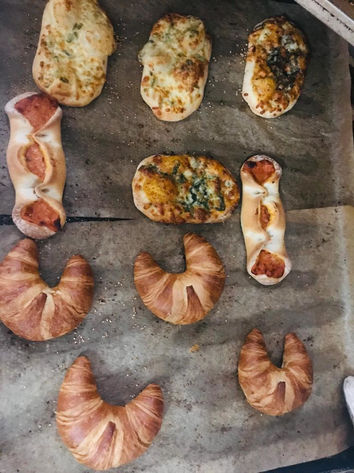 Käsegebäck und Croissants zum Kauf in der Dotzheimer Bäckerei