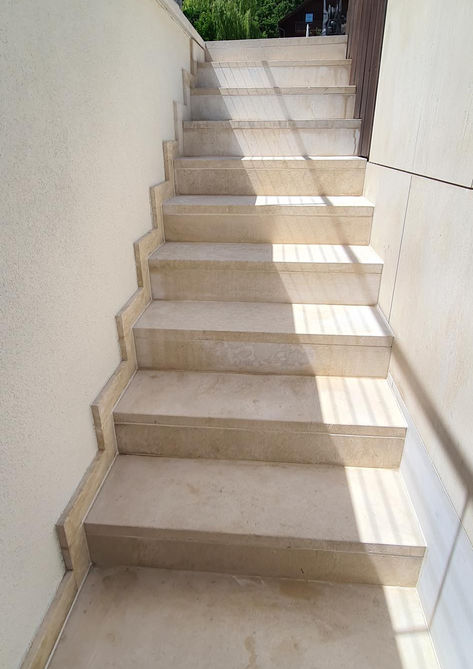 Außentreppe mit Natursteinplatten realisiert von SUNstein