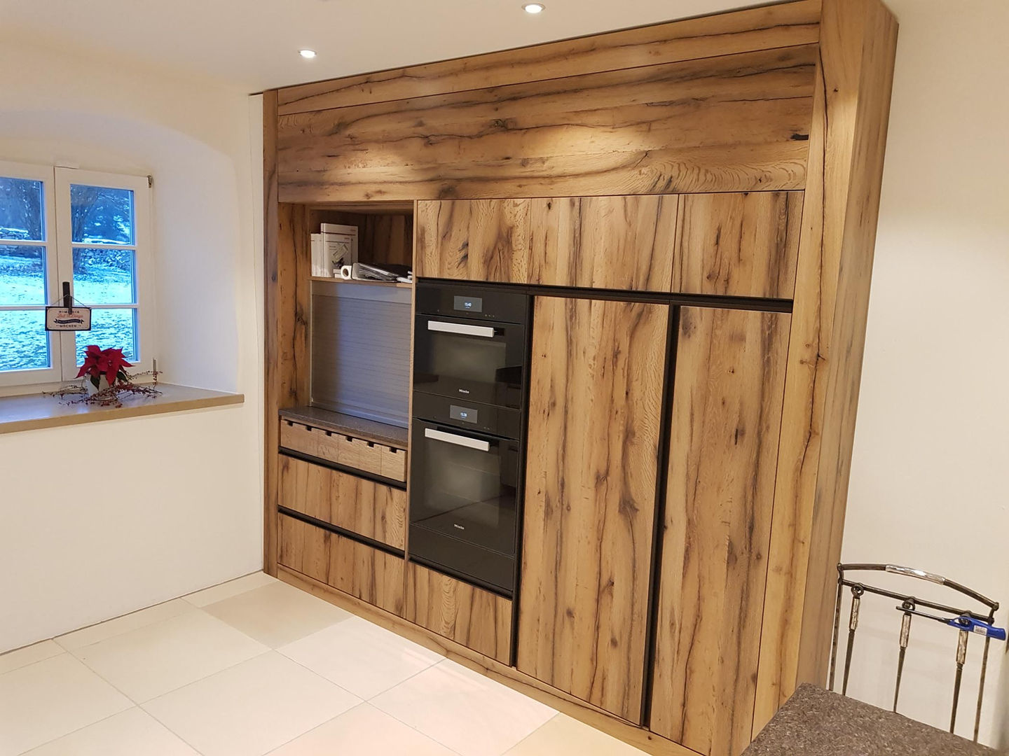 Küchenmöbel mit integrierten Elektrogeräten