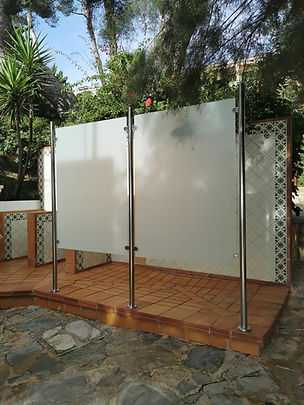 Trennwand im Außenbereich der ABC Glas Pelikan GesmbH