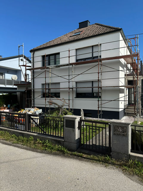 Fassade eines Wohnhauses wird saniert von Die Malprofis ATS GmbH