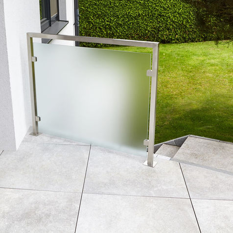 Terrassenboden mit Keramikfliesen und Sichtschutz