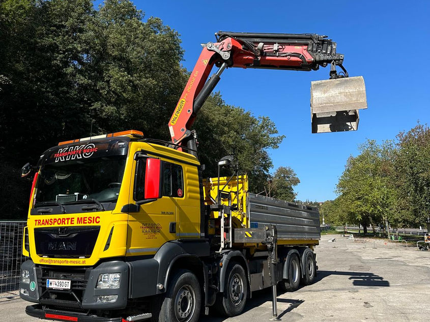 Lkw mit Greifer der KIKO Transporte Mesic GmbH