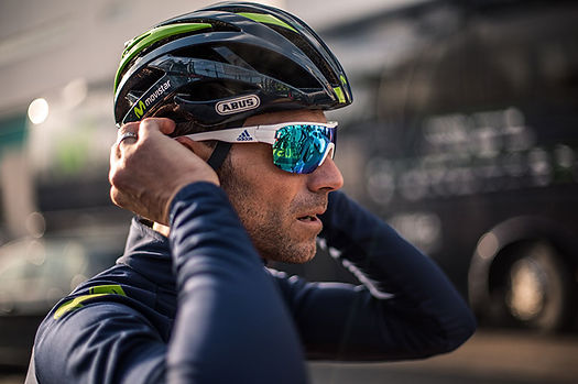 Mann mit Helm und Sportbrille