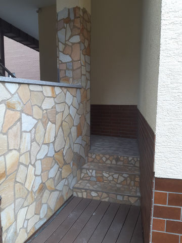 Hauswandverkleidung mit Polygonalplatten