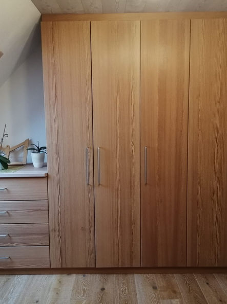 Kommode und Kleiderschrank aus Holz von Triebentaler Tischlermontagen