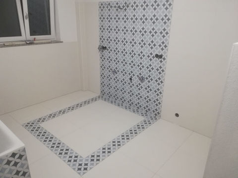 Badezimmerfliesen verlegt von Fliesen- & Plattenverlegung Hannes Offenbacher