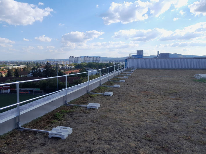 Auflast-Geländer montiert von der SafeWay Arbeitsschutz HandelsGmbH