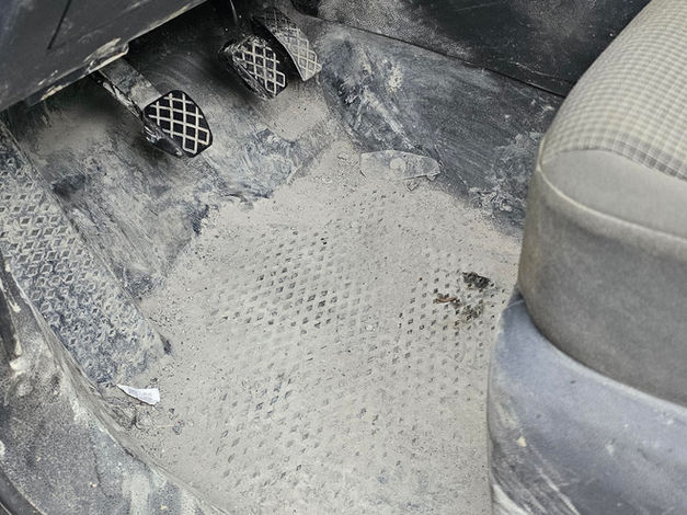 verschmutzter Fußraum