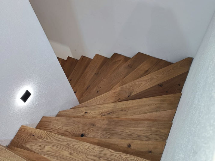 moderne Vollholz-Treppenstufen mit Spots