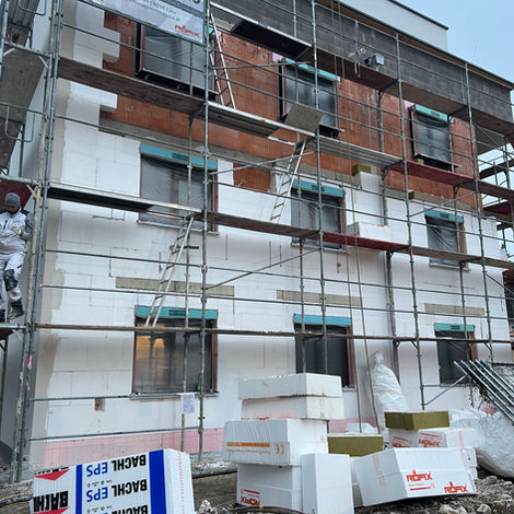 WDVS wird an Fassade angebracht von der MM Bau GmbH