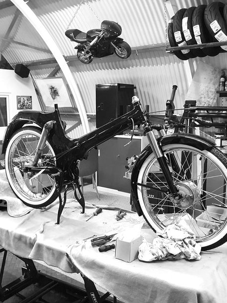 Reparatur eines Mopeds in der MST-Motorcycle Station