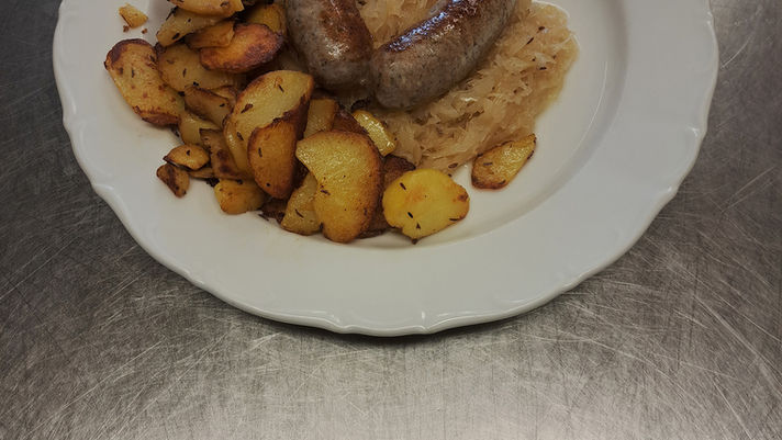 Bratwurst zubereitet im Gasthaus Singer