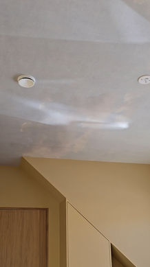 Taktapetsering och målade gula väggar. Moln Ceiling från Sandberg wallpaper och Gul antik från Jotun. 