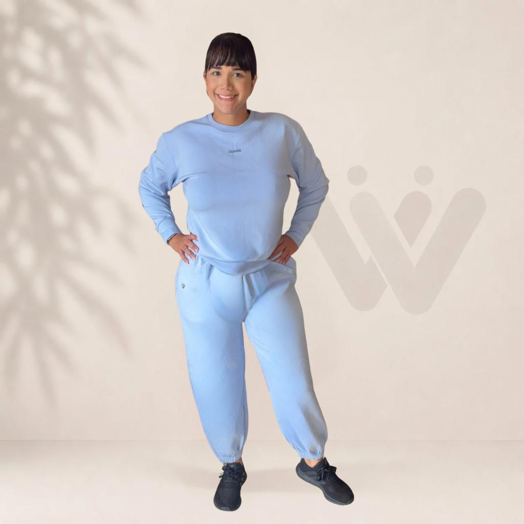 Mujer sonriendo en chándal azul claro