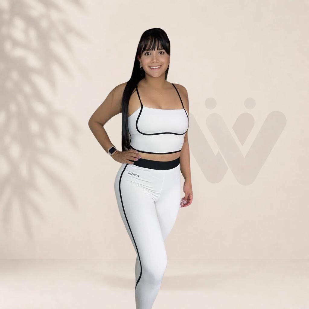 Mujer sonriente con conjunto deportivo blanco