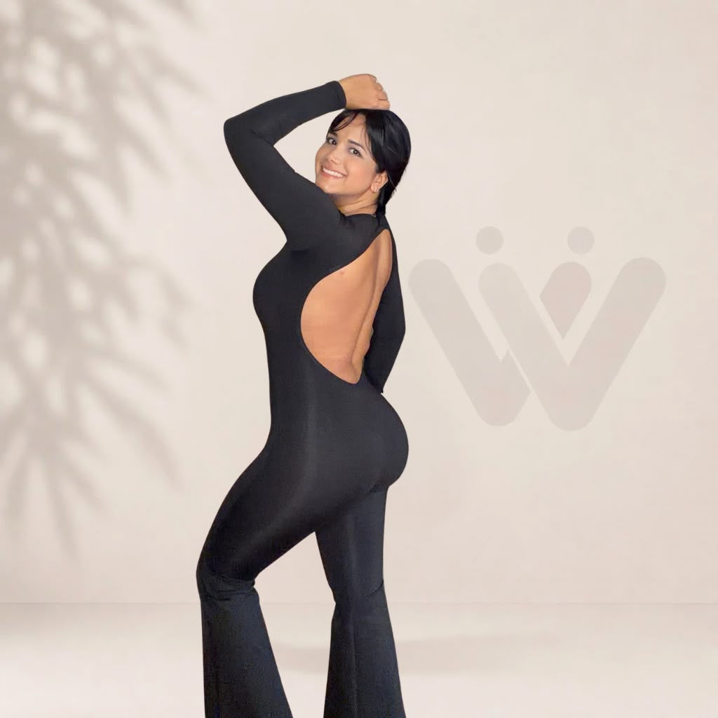 Mujer en mono negro con espalda descubierta