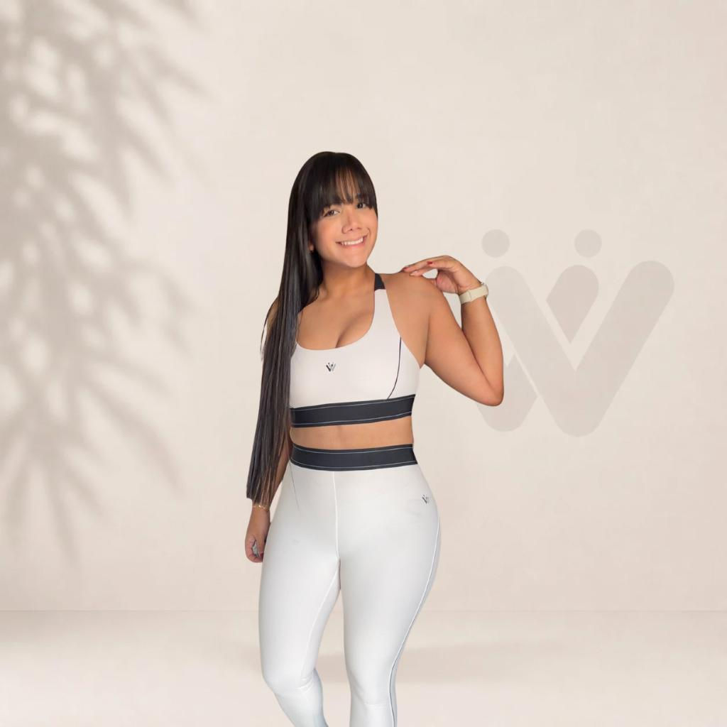 Mujer sonriendo en conjunto deportivo blanco