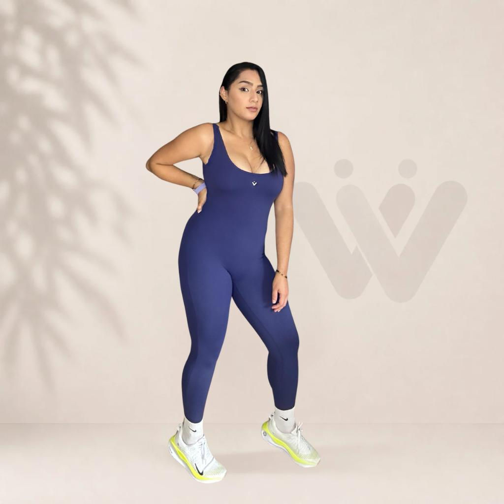 Mujer con mono deportivo azul marino