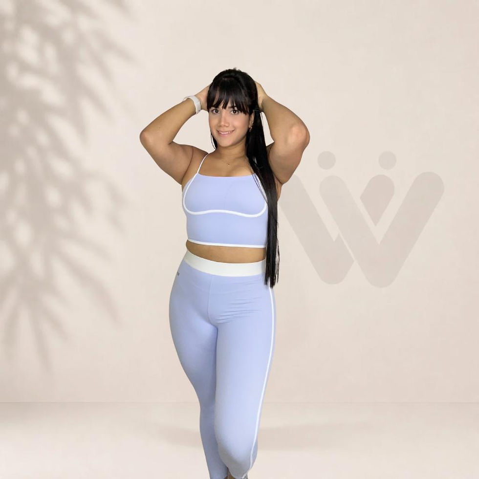 Miniatura: Mujer sonriente con conjunto deportivo lila