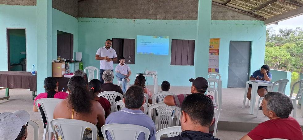 Um dos representantes do Instituto apresenta as diretrizes do projeto com o público formado por moradores locais.