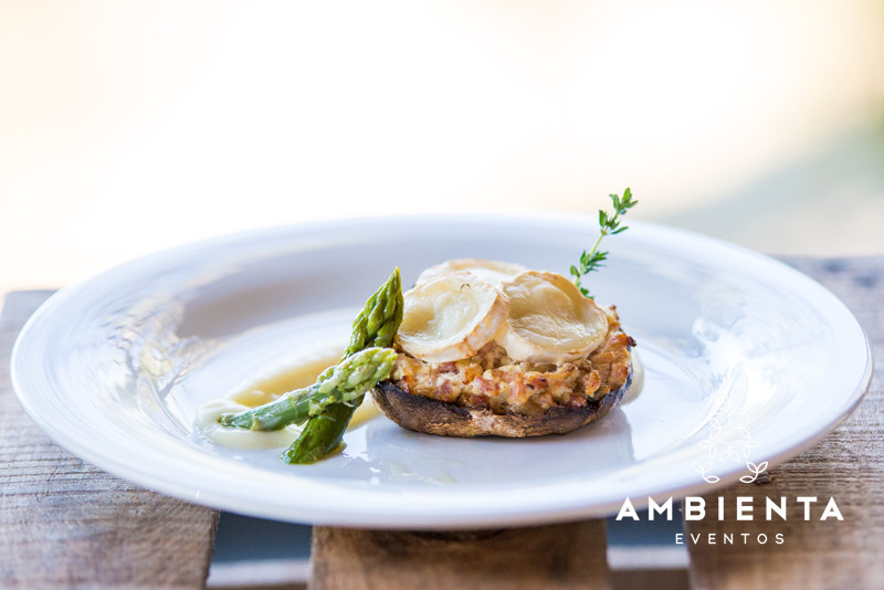 Portobello gratinado com queijo de cabra e bacon, sob aveludado de