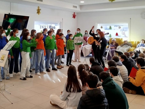 Visita do Dia de Reis: Tuna e 8.º A oferecem música aos idosos