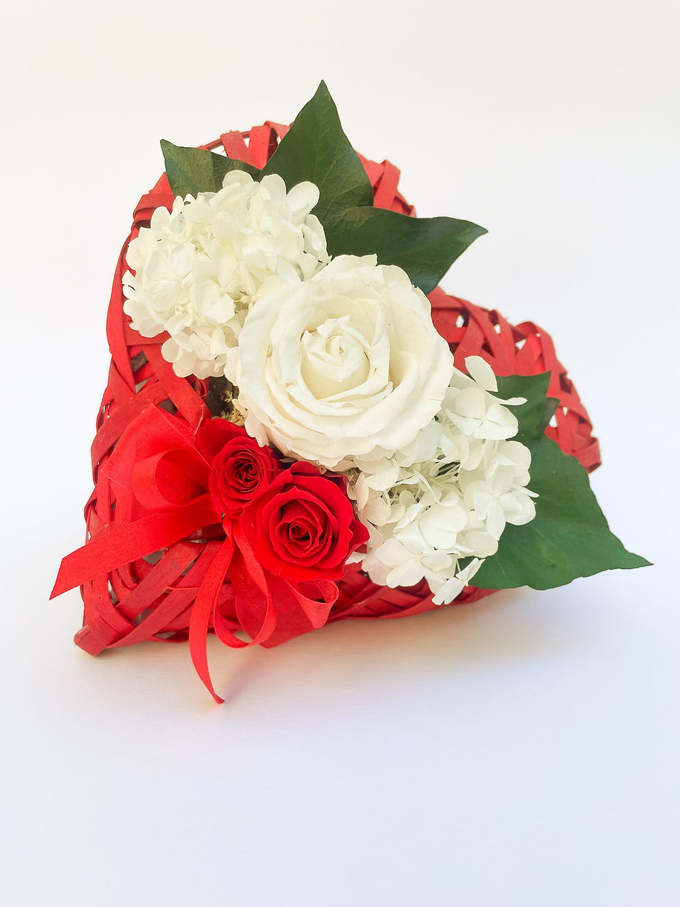 Centro tavola CUORE con rose e ortensie stabilizzate