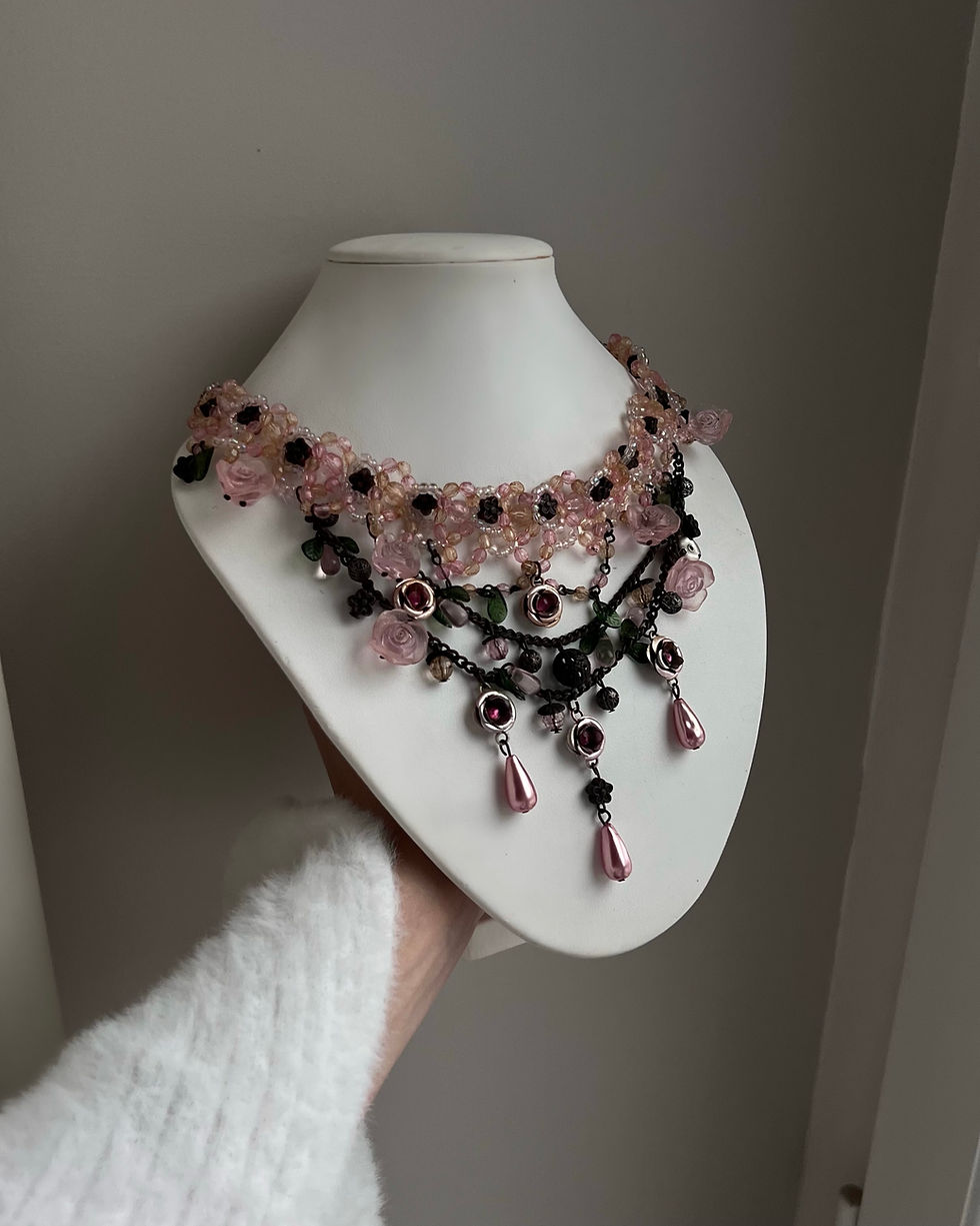 Miniature : Collier à rangs vintage pendentifs fleurs vue de face sur un buste