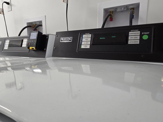 Comment les systèmes de lecteur de cartes améliorent les opérations de buanderie commerciale