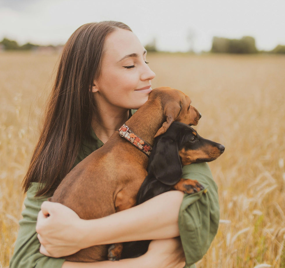Mujer abrazando dos dachshund