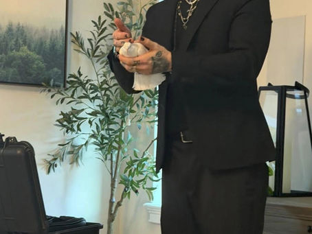 Dan Sperry performing interactive close-up magic during a private birthday party in Florida.