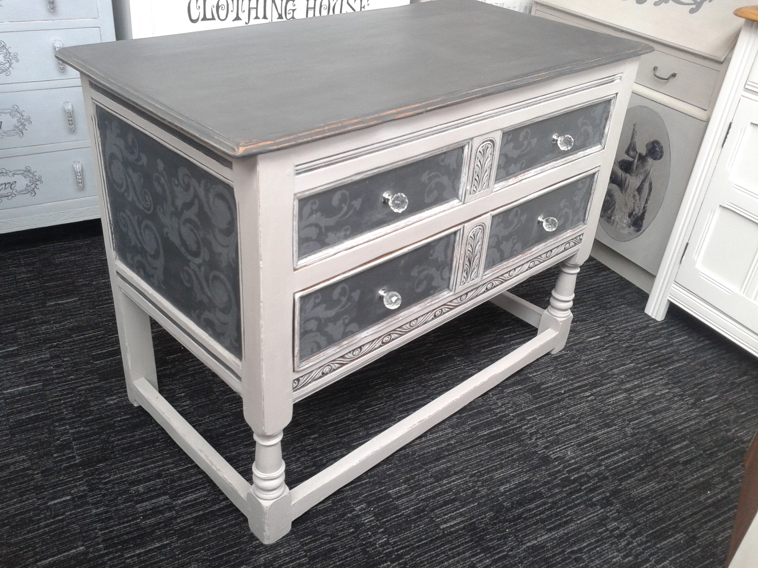 Oak set of drawers
