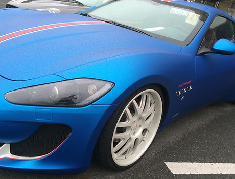 青い車