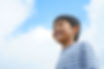 笑顔の男の子と青空