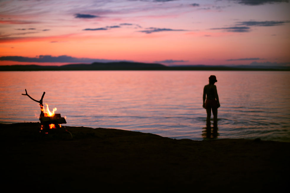 夕日の水辺で焚き火と人iStock-504185590のコピー.jpeg